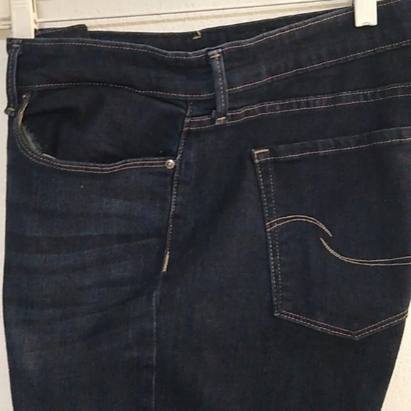 LEVIS SIGNATURE MIDRISE, STRETCH CAPRI WITH CUFFED LEG, WATERLESS DENIM JEANS - Picture 2 of 9